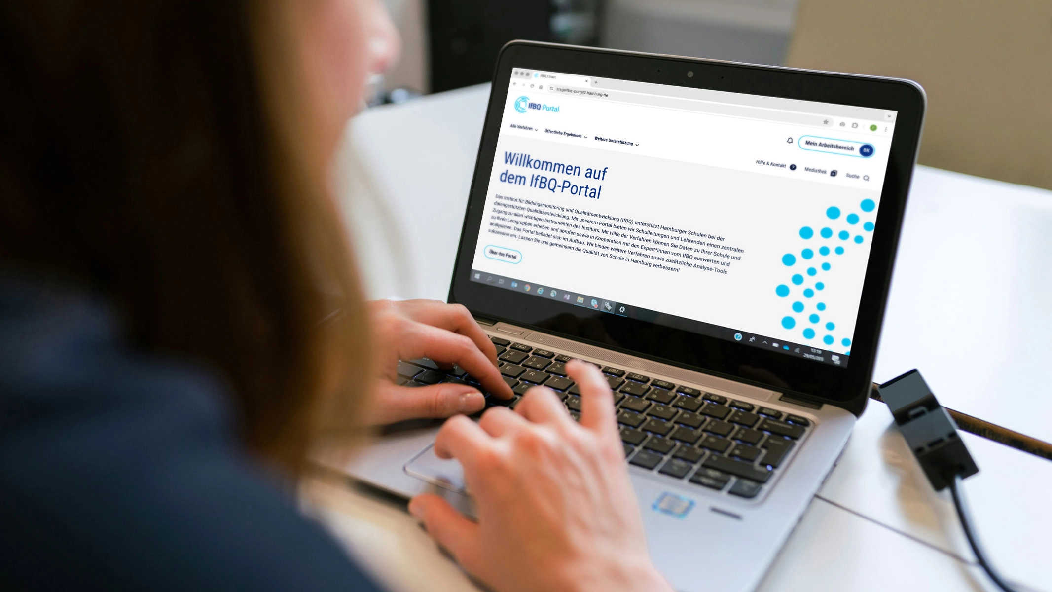 Computerbildschirm mit dem IfBQ-Portal